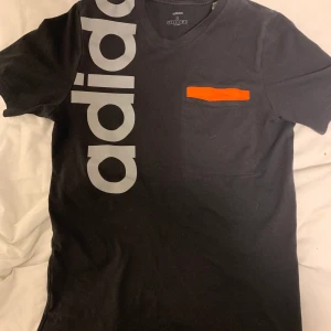 Adidas tröja svart - Väldigt ny. tvättad 1 gång säljs billigt skriv för intresse ❤️ mvh Oliver.☺️