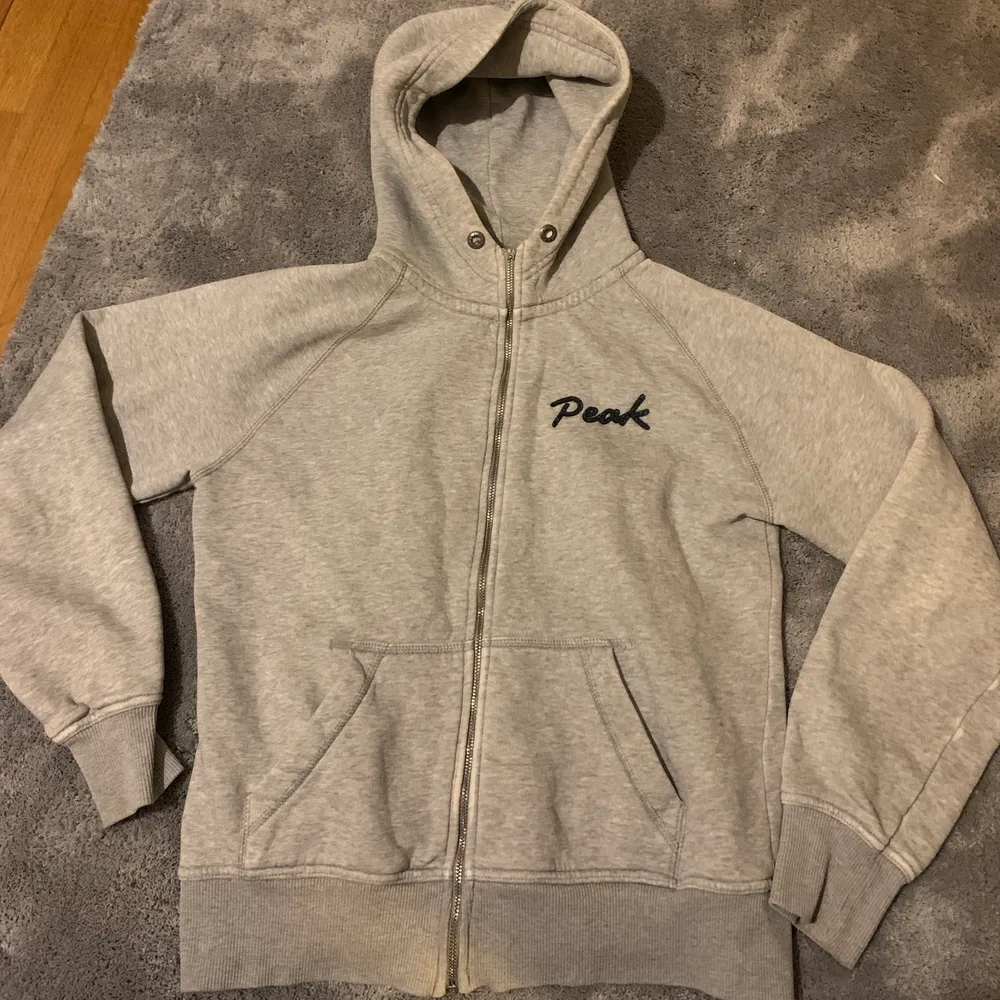 Zip hoodie ifrån Peak performance i fint skick, storlek L men skulle snarare säga att S/M. Säljer pga ingen använding längre, skriv privat för mer bilder💓💓. Hoodies.