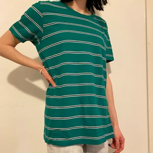 NewYorker grön t-shirt - Hej 👋🏼 t-shorts från herravdelningen i storlek XS. Lägsta bud: 60