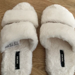 Oanvända tofflor  - Mys tofflor ifrån bik bok i Stl 41 men passar även 40 då dom är lite trång. Aldrig använda! Köptes för 199kr säljer dom för 110 inkl frakt då frakten blir dyrare än vad jag vill sälja skorna för tyvärr.. 