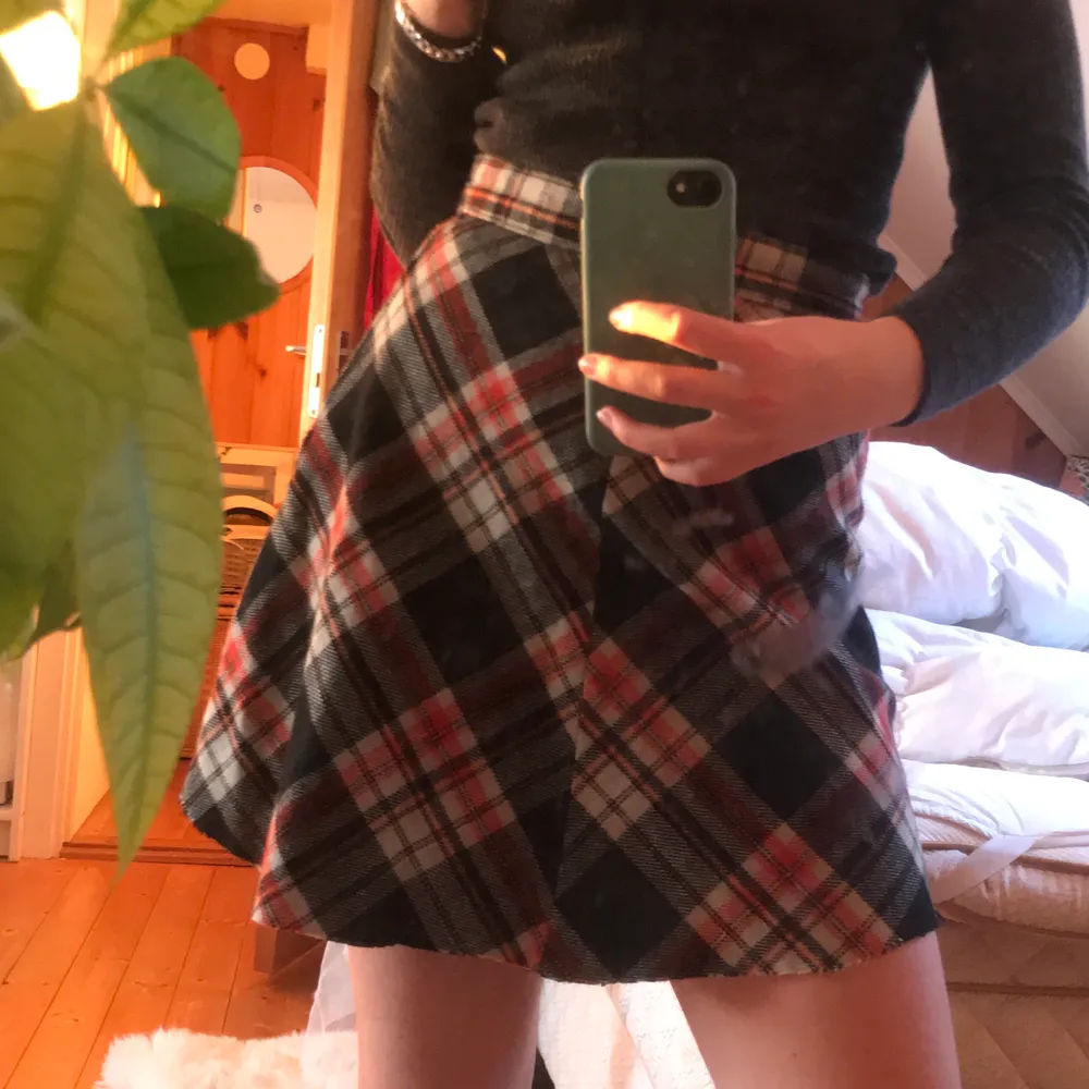 Äkta skolvibe på denna härliga! Ull kjol med hög midja och avklippt av mig (jag klipper ganska bra). Super söt och perfekt för vintern elr hösten då den är ganska varm!💞🥰. Kjolar.