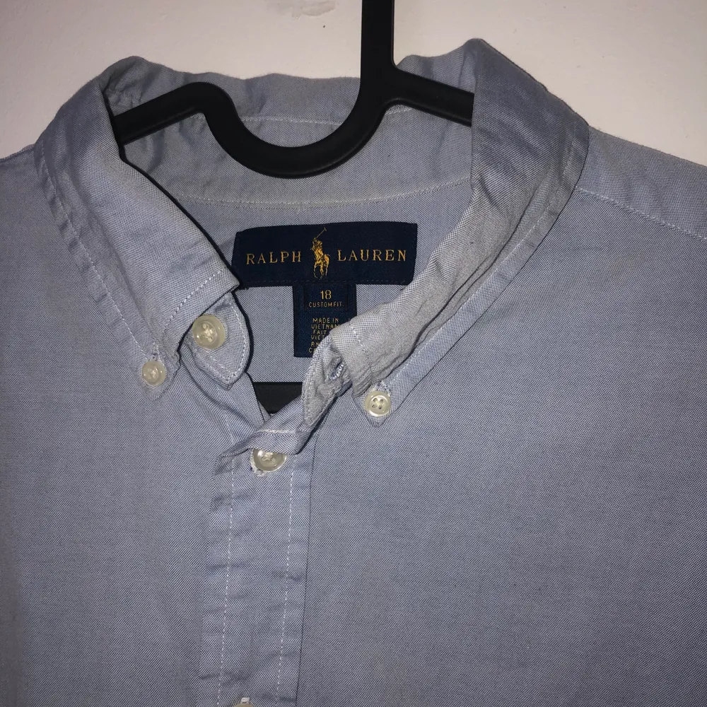 Säljer en ljusblå Ralph Lauren skjorta i Strl 18, slimfit. (Sitter som S) Inga fläckar, cond 8/10. Bud från 120. Nypris ca 1000kr . Skjortor.