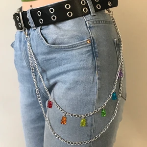 Gummibjörn-byxkedja - Handgjord byxkedja med gumibjörnar i regnbågsfärg. Följ min insta för att supporta min small business:) Instagram: _sounds.gay_im.in_