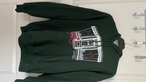 Officiell Harry Styles merch golden/TPWK - Oficiell merch från Harry Styles som inte längre finns att köpas. Köpt i höstas och endast använd vid några få tillfällen. Fint skick. 