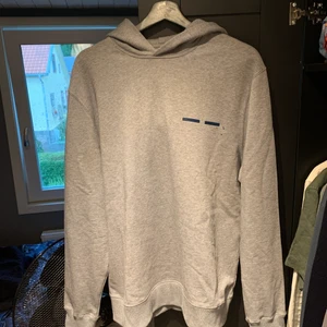 Samsøe samsøe hoodie - Tjena säljer denna hoodien då den ej kommer till användning, den är endast använd 1 gång och inte mer. Den finns inga fläckar eller flaws på tröjan😀. Tröjan är i storlek S
