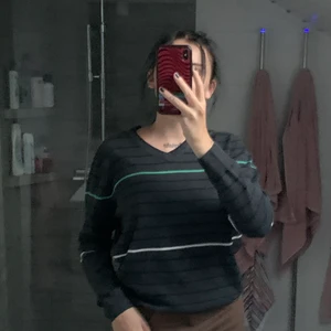 V-neck tröja  - Säljer min så fina v-neck tröja ifrån second hand! Har ett så coolt grönt streck som verkligen gör hela tröjan! (Säljer en annan liknande tröja också!) 💞