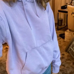 Lila hoodie - Pastel lila Hoodie från Weekday. Står ingen storlek men skulle säga att den är runt s-m. Frakten kostar 61kr