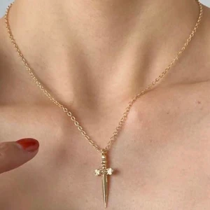 Halsband  - Följ oss på TikTok: 7billionstore 