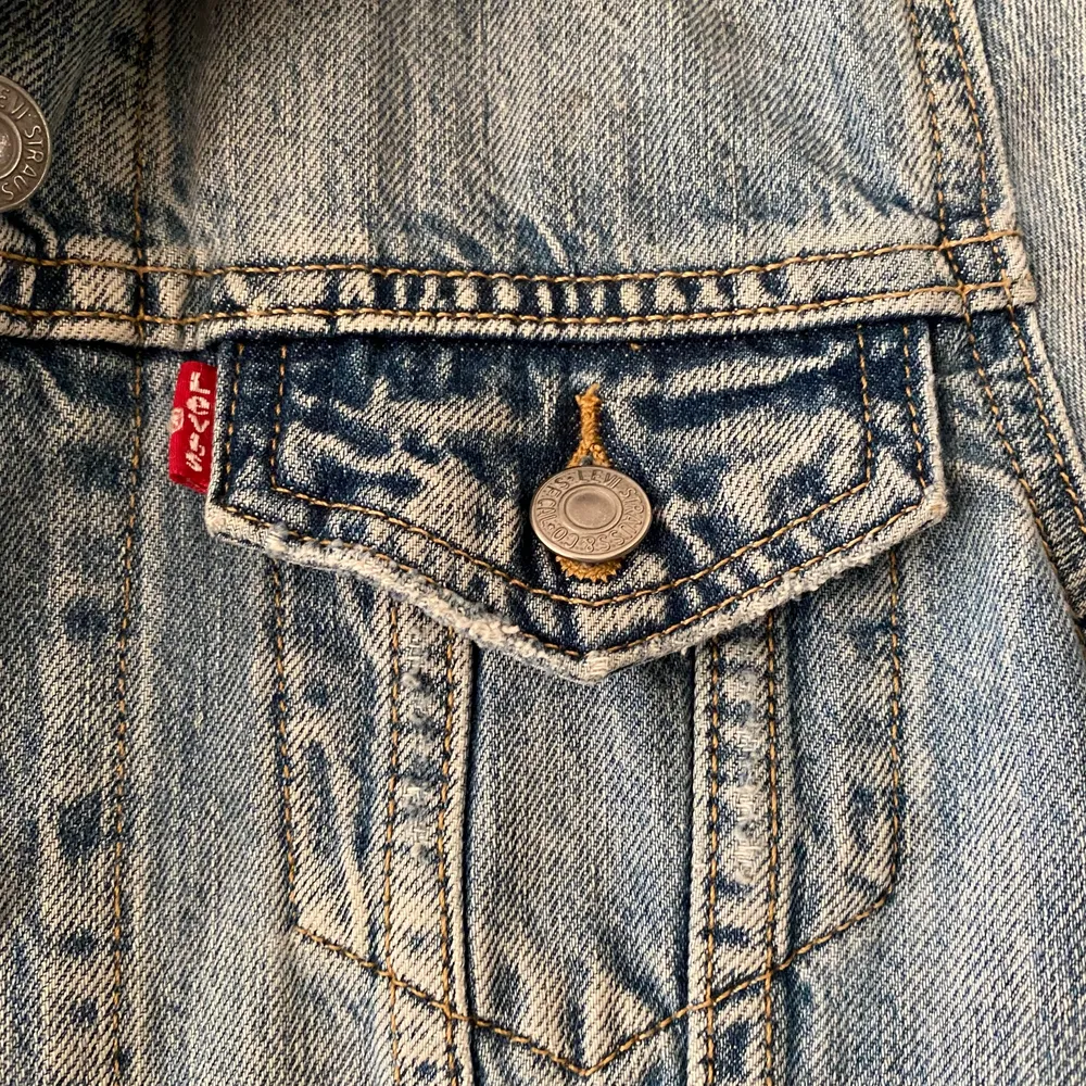 Nyköpt jeans jacka från Levis , använd väldigt fåtal gånger, storlek XXS men är som XS. Jackor.