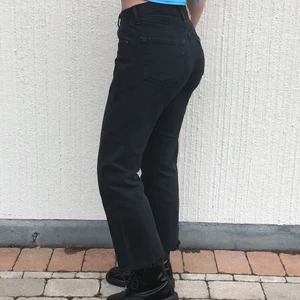 Levis 501 - Svarta 501:or i strl w30, l32. Skitsnygg modell, raka,  som är avklippt i benen så passar de som är lite kortare än 32. de är i bra skicka, märket där bak är lite sönder (bild 3) men annars är de toppenbra. Jag brukar ha strl 28-29 och dessa passar mig jättebra! Nypris 900 kr.. möts upp eller fraktar☺️