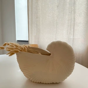 Snäcka vas  - Super snygg vas formad som en snäcka, fint skick. Hämtas bara i Malmö ✨