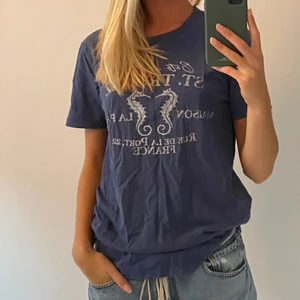 T-shirt - Säljer denna t-shirt jag köpt secondhand men inte själv använt mycket. 