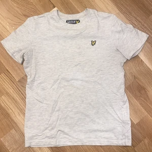 Lyle&Scott T-shirt  - En beige T-shirt från Lyle&Scott. Storlek junior 12-13 men som en XS i storleken. Aldrig använd! 