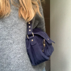 Blå Manchester nunoo väska  - Säljer min blå Manchester nunoo bag då den ej kommer till så mycket anvöndnign som jag hoppats, använt bag 6 gånger så den är i otroligt bra skick! Hör av er om fler bilder! Köpare står för frakt❤️