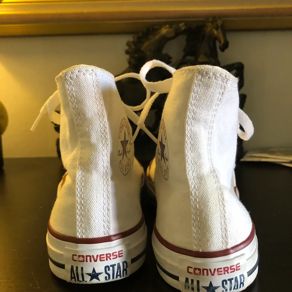 Säljer dessa vita trendiga converse i stl 37!! Jätte sköna skor som passar till många outfits🌟 säljer för 400 kr , priset kan diskuteras🎸  kommer självklart tvätta de innan de köpes ! . Skor.