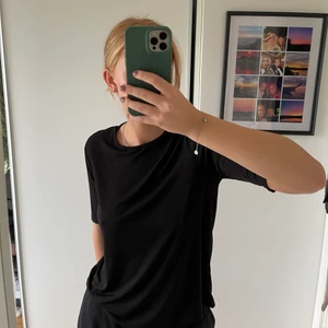 Svart Tshirt/ blus - Svart tröja med öppen rygg och knytning vid nacken, knappt använd så är i fint skick. Köparen står för frakten🧡
