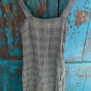 Klänning - Jättefin kort klänning från hm, knappt använd