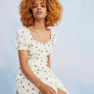 Blommig sommarklänning  - Sommarklänning från H&M i storlek 38, små i storleken, passar som en 36. Aldrig använd, prislapp fortfarande på. 