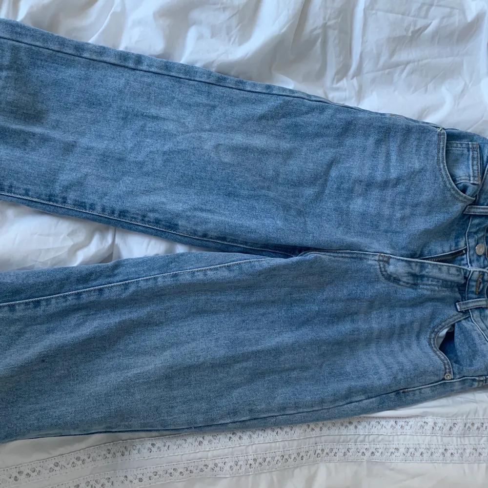 ”Split hem jeans” från pretty little thing som knappt är använda. Raka i passformen med slits längst ner. . Jeans & Byxor.