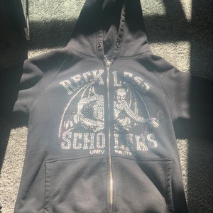 reckless scholars  - säljer min älskade tröja. den är i bra skick 9/10 cond andvänd försiktigt.  skriv för mer frågor