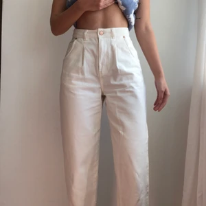 Vita jeans  - Vita jeans från Na-kd. Använda fåtal gånger. 