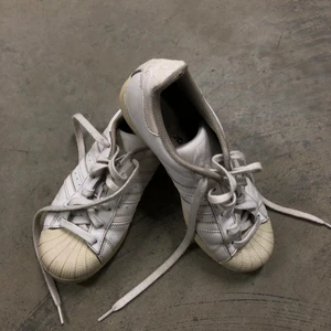 Adidas superstar - Gamla adidas superstar skor! Väldigt använda och även missfärgade i gummit där fram men kan bäras upp på ett coolt sätt fortfarande🤍 frakt tillkommer och kan variera i pris