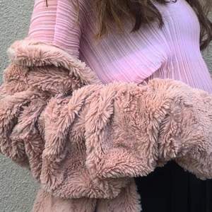 Tunn rosa fluffig jacka i storlek S från Vero Moda 