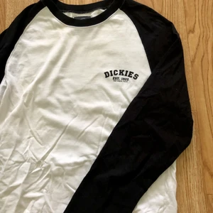 Dickies longsleeve - Nypris ca 250kr. Långärmad tröja från Dickies som jag säljer för att den inte kommer tillräckligt mycket till användning. Storlek XS. Frakt tillkommer! 😁