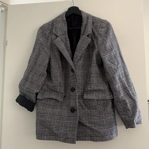 Skitsnygg kortare kavaj - Snygg grå och svart kavaj med lite hundtandsmönster. Har köpts secondhand och har tyvärr inget märke eller matriallapp. På 2 och 3 bilden syns även att fickorna är sönder. 💕 priset är inklusive frakt 