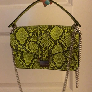 Väska - Fin väska köpt på zara, anmäld fåtal ggr. Köparen står för frakt