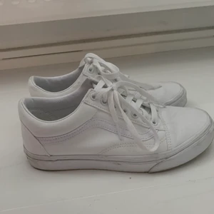 Vita old school vans Storlek 39 - Vita old school vans i storlek 39. Använda 3 gånger och i är i jättefint skick. Köparen står för frakten. Nypris 800kr
