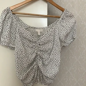 Jättefin vin tröja - Den är jättefin men kommer tyvärr inte till någon användning. Vi har syt som den där bak så det är nog mer som en S än en M 