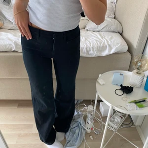 byxor  - Super snygga och sköna svarta byxor från mango med väldigt fin passform ,, dom är uppsydda och passar mig som är runt 160 cm ( det finns tyg så att man kan lägga ner dom om man vill) ,, säljer för 160kr * frakt 💕💕 