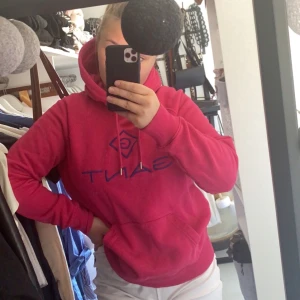 Rosa Gant hoodie - Säljer nu min fina Gant hoodie! Den är egentligen så rosa som den på bild 2 men ljuset på första bilden gör att den blir missvisande! - Nypris: 800-900:- 