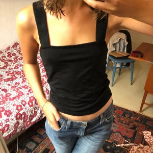 Linne - Svart linne med breda axelband å cool rygg! Köpt secondhand men på lappen står det bikbok . Storlek S ❣️