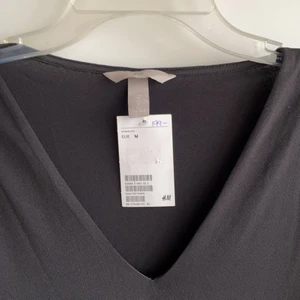 Klänning H&M strl M - Svart långärmad Klänning från H&M. Aldrig använd. Prislapp kvar. Hämtas i Malmö. Ska den skickas får köparen stå för frakten.