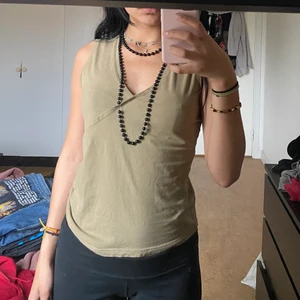 Brunt linne🙈 - (Garderobsrensning!) Brunt eller beiged linne som overlapar över tiddisarna🙈 Gillar verkligen denna topp men har bara inte haft användning för den. Lappen säger M men funkar lika bra på en S, men även L då tyget är stretchight. Frakt 56kr eller mötas upp i Västerås😝
