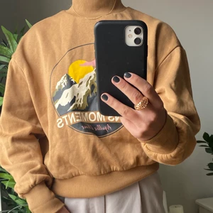 Brun långärmad 🤎💛💗 - En jättesnygg brun långärmad med tryck! Den är i storlek S och är från HM. Använd fåtal gånger och är i perfekt skick:) väldigt mjuk inuti.  