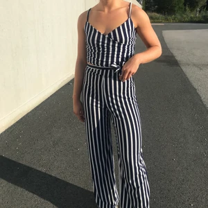 Randigt set - Blå vit randigt set från tessie i storlek s/m. Väldigt skönt och strechigt 