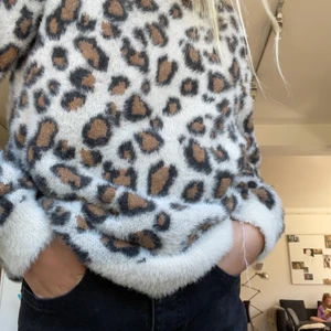 Leopard tröja - Barnstorlek fast väldigt stor💋Den är super mjuk inuti. Säljer den för halva priset och är nästan slutsåld! Jag är 165 som referens💟