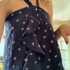 Wrapskirt från & other stories  - Supersöt knytkjol från and other stories. Väldigt fint mönster, går lite nedanför knäna på mig som är 168! Bra skick. (Experimenterade lite och knöt som en klänning på första bilden hehe!) betalning sker via Swish, köparen står för frakt.