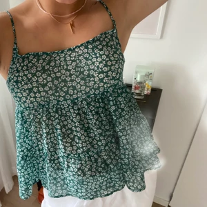 Fint grönblommigt linne  - Superfint grönt linne med blommor från H&M, helt oanvänt! 