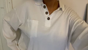 vit tröja från monki - en vit törja men knappar och ficka från monki