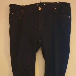 Snygga jeans  - Då jag har ryggskada kan jag inte mötas eller leverera, så antingen hämtas på plats eller så skickar jag!    Kontant eller swish. 