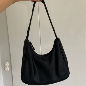 Väska - Svart väsk från monki som inte används längre. Jättefin och i bra skick förutom några små repor men inget man tänker på ❤️
