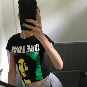 T-shirt  - Storlek XS köpt i usa så vet ej märke, står ”one love” 💗