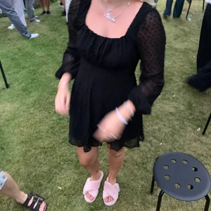 Superfin festklänning - Använd en gång🌸 storlek XS, ganska liten i storleken. Jag är 161 cm lång 💯