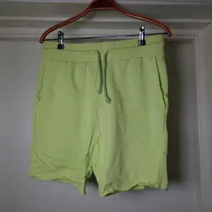 Sköna shorts i neonfärg med resår i midjan🍒