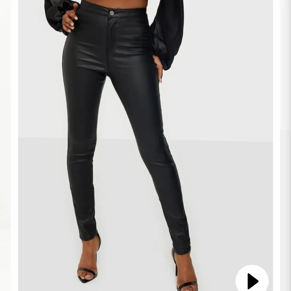 Fake skinn byxor från Nelly.com som jag har använt väldigt mycket innan men inte längre. Men de är bra kvallite på. . Jeans & Byxor.