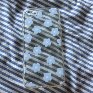 Skal - SÄLJER MITT FINA BLOMMIGA SKAL 🐚 SOM NU JAG INTE HAR NÅGON ANVÄNDNING FÖR KÖPTE DET FRÅN SHEIN FÖR 30kr MEN SÄLJER DET FÖR 20kr KÖPAREN STÅR FÖR  FRAKT 📦 🤍✨